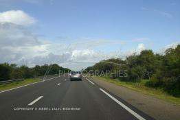 Image du Maroc Professionnelle de  Nulle part ailleurs, mais sur l'autoroute du Maroc entre Casablanca et Rabat au niveau de Bouznika, Samedi 3 Février 2006, les paysans de cette contrée pratiquent un commerce dangereux, installée ou circulant sur la voie d'urgence, ils proposent herbe, salade, fruit... aux usagers de la voie expresse qui roulent à 120/km à l'heure Vendredi 3 Février 2006. (Photo / Abdeljalil Bounhar) 